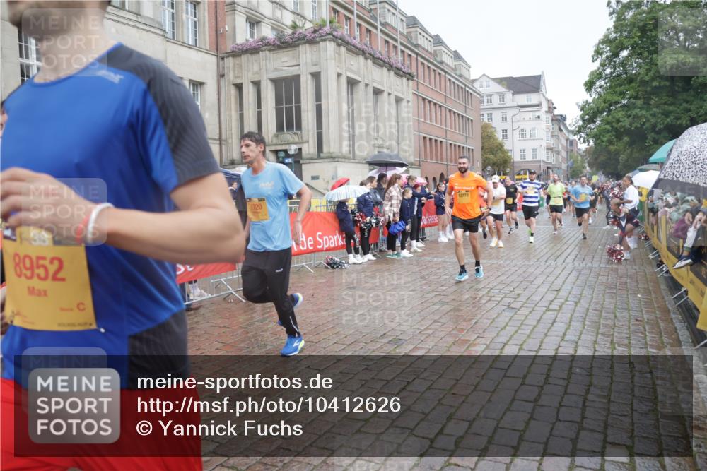 13.09.2026 - Kiel Lauf Yannick Fuchs http://msf.ph/oto/10412626 13.09.2026 10:44:03 Ziel 56, 202, 305, 318, 939, 1118, 1242, 1956, 1977, 2861, 2873, 3573, 3806, 4422, 4728, 4746, 6163, 6184, 7505, 7658, 8712, 9004, 9056, 9481, 9979, 10100, 10670, 10709, 11277, 11431, 11720, 12382, 12384, 12386, 12440, 12490, 149, 371, 1029, 1215, 1536, 1720, 1977, 2316, 2317, 2653, 2971, 3123, 3258, 3292, 3308, 3734, 4143, 4493, 4541, 4669, 4850, 4941, 5059, 5127, 5419, 6368, 6716, 7351, 702, 1275, 1379, 1439, 1839, 2729, 3918, 6059, 7534, 7900, 9082, 9229 meine-sportfotos.de