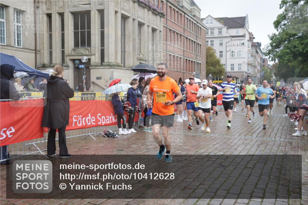 13.09.2026 - Kiel Lauf Yannick Fuchs http://msf.ph/oto/10412628 13.09.2026 10:44:04 Ziel 56, 202, 305, 318, 939, 1118, 1242, 1956, 2861, 2873, 3573, 3806, 4422, 4728, 4746, 6163, 6184, 7505, 7658, 8712, 9004, 9056, 9481, 9979, 10100, 10709, 11277, 11431, 11720, 11784, 12382, 12384, 12386, 12440, 12490, 149, 371, 1029, 1215, 1536, 1720, 1977, 2316, 2317, 2653, 2971, 3123, 3258, 3292, 3308, 3734, 4143, 4493, 4541, 4669, 4728, 4746, 4850, 4941, 5059, 5127, 5419, 6368, 6716, 7351, 702, 1275, 1379, 1439, 1839, 2729, 3918, 6059, 7534, 7900, 9082, 9229 meine-sportfotos.de