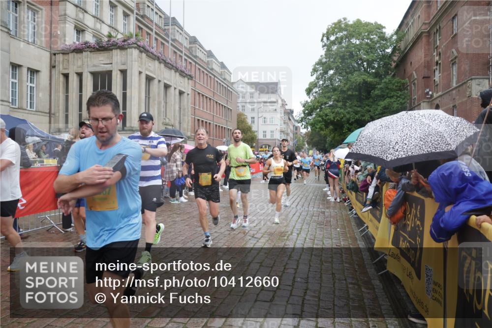13.09.2026 - Kiel Lauf Yannick Fuchs http://msf.ph/oto/10412660 13.09.2026 10:44:07 Ziel 202, 318, 939, 1118, 1242, 1956, 2729, 2873, 3573, 3806, 3918, 4422, 5711, 6059, 6163, 6184, 7114, 7505, 7534, 7658, 7872, 7900, 8712, 9004, 9056, 9082, 9229, 9481, 9979, 10405, 10709, 11205, 11262, 11277, 11431, 11720, 11784, 12152, 12382, 12384, 12386, 12440, 56, 149, 305, 371, 1029, 1215, 1536, 1977, 2316, 2317, 2653, 2861, 2971, 3123, 3258, 3292, 3308, 3734, 4143, 4493, 4541, 4669, 4728, 4746, 4850, 4941, 5059, 5127, 5419, 6368, 6716, 7351, 702, 1275, 1379, 1439, 1839 meine-sportfotos.de