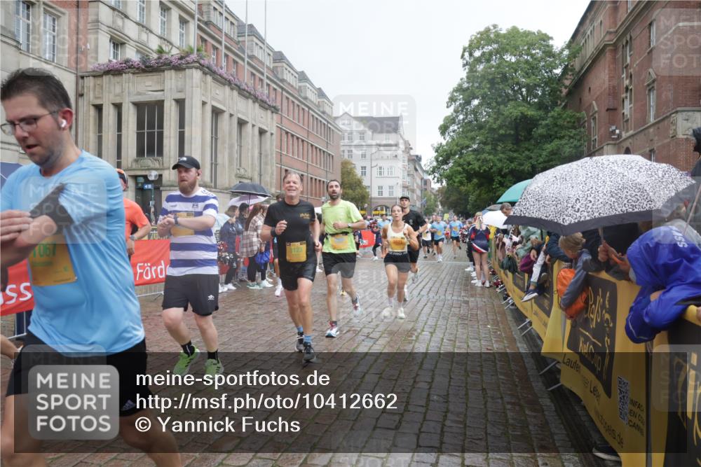 13.09.2026 - Kiel Lauf Yannick Fuchs http://msf.ph/oto/10412662 13.09.2026 10:44:07 Ziel 202, 318, 939, 1118, 1242, 1956, 2729, 2873, 3573, 3806, 3918, 4422, 5711, 6059, 6163, 6184, 7114, 7505, 7534, 7658, 7872, 7900, 8712, 9004, 9056, 9082, 9229, 9481, 9979, 10405, 10709, 11205, 11262, 11277, 11431, 11720, 11784, 12152, 12382, 12384, 12386, 12440, 56, 149, 305, 371, 1029, 1215, 1536, 1977, 2316, 2317, 2653, 2861, 2971, 3123, 3258, 3292, 3308, 3734, 4143, 4493, 4541, 4669, 4728, 4746, 4850, 4941, 5059, 5127, 5419, 6368, 6716, 7351, 702, 1275, 1379, 1439, 1839 meine-sportfotos.de