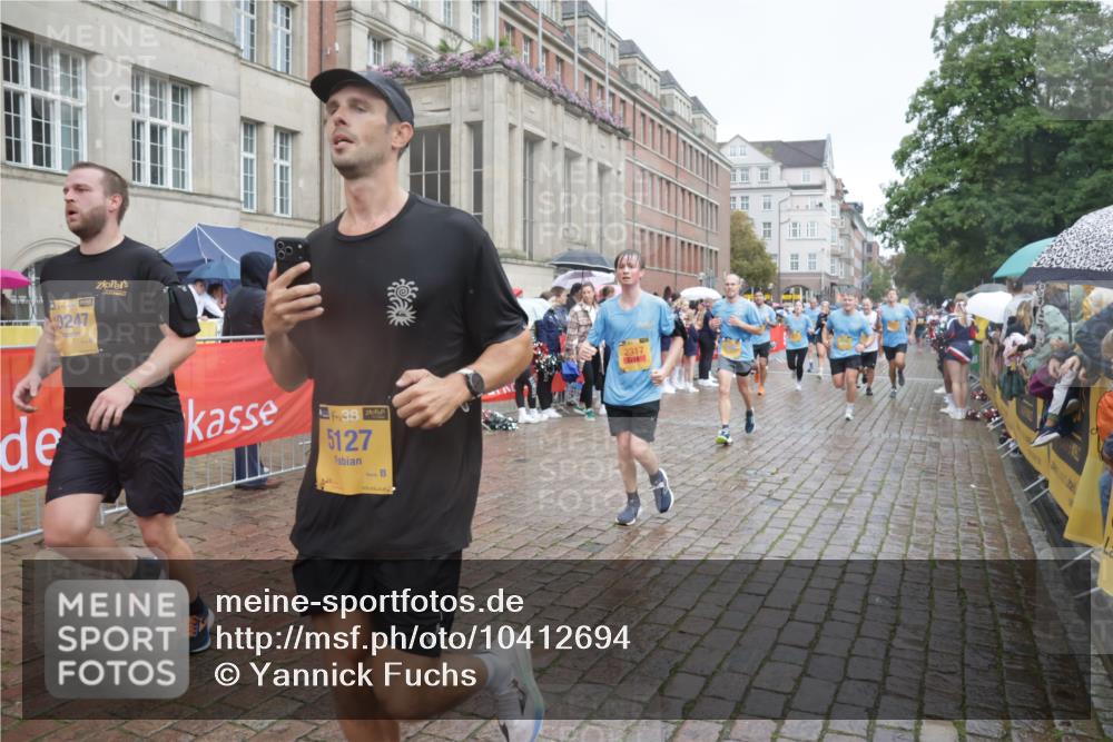 13.09.2026 - Kiel Lauf Yannick Fuchs http://msf.ph/oto/10412694 13.09.2026 10:44:09 Ziel 202, 318, 939, 1118, 1242, 1839, 1956, 2729, 2873, 3186, 3573, 3806, 3918, 4422, 5711, 6059, 6163, 6184, 7114, 7534, 7872, 7900, 9056, 9082, 9229, 9979, 10405, 11205, 11262, 11277, 11431, 11720, 11784, 12152, 12382, 12384, 12386, 12440, 56, 149, 305, 371, 1029, 1215, 1536, 1977, 2316, 2317, 2653, 2861, 2971, 3258, 3292, 3308, 3734, 3806, 4143, 4493, 4541, 4669, 4728, 4746, 4850, 4941, 5059, 5127, 5419, 6368, 6716, 7351, 702, 1275, 1379, 1439 meine-sportfotos.de