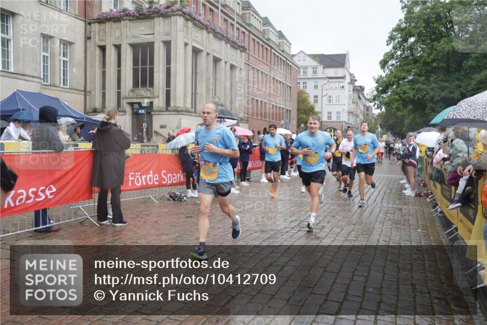 13.09.2026 - Kiel Lauf Yannick Fuchs http://msf.ph/oto/10412709 13.09.2026 10:44:10 Ziel 202, 318, 702, 939, 1118, 1242, 1839, 1956, 2729, 2873, 3186, 3573, 3918, 4422, 5711, 6059, 6163, 6184, 7114, 7534, 7872, 7900, 9056, 9082, 9229, 9979, 10405, 10406, 11019, 11195, 11205, 11262, 11277, 11431, 11720, 11784, 12152, 12382, 12384, 12386, 12440, 56, 149, 305, 371, 1029, 1118, 1215, 1977, 2316, 2317, 2653, 2861, 2971, 3258, 3292, 3308, 3734, 3806, 4541, 4669, 4728, 4746, 4850, 4941, 5059, 5127, 5419, 6368, 6716, 7351, 1275, 1379, 1439 meine-sportfotos.de