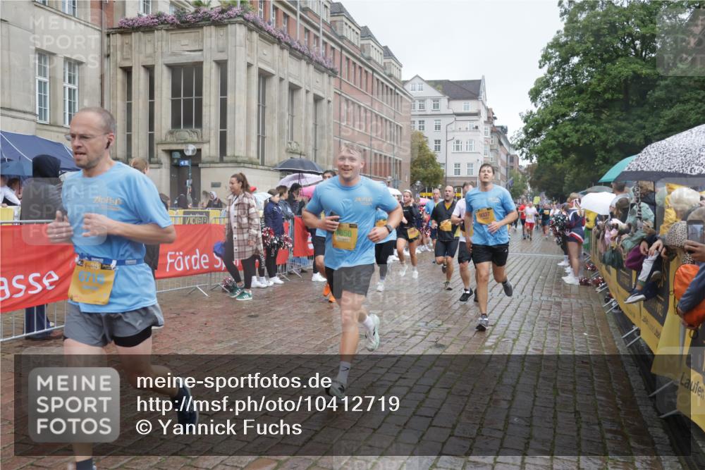 13.09.2026 - Kiel Lauf Yannick Fuchs http://msf.ph/oto/10412719 13.09.2026 10:44:11 Ziel 202, 318, 702, 939, 1242, 1379, 1839, 1956, 2729, 2873, 3186, 3573, 3918, 4422, 5711, 5859, 6059, 6184, 7114, 7534, 7872, 7900, 9056, 9082, 9229, 9979, 10405, 10406, 11019, 11195, 11205, 11262, 11277, 11431, 11784, 12152, 12382, 12384, 12386, 12440, 56, 149, 202, 305, 371, 1029, 1118, 1215, 1977, 2316, 2317, 2653, 2861, 2971, 3258, 3292, 3308, 3734, 3806, 4669, 4728, 4746, 4850, 5059, 5419, 6368, 6716, 7351, 1275, 1439 meine-sportfotos.de