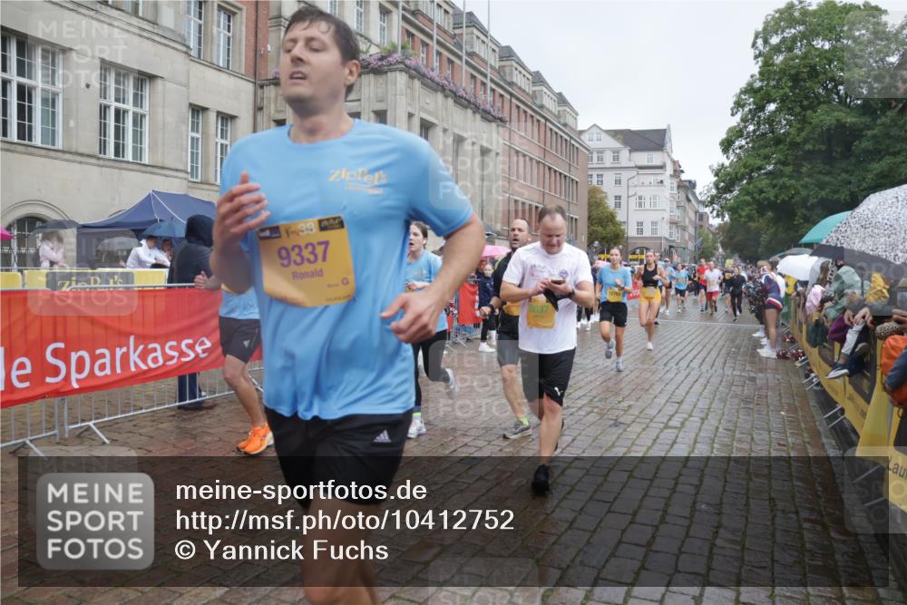 13.09.2026 - Kiel Lauf Yannick Fuchs http://msf.ph/oto/10412752 13.09.2026 10:44:13 Ziel 318, 702, 939, 1242, 1379, 1439, 1839, 1956, 2729, 2826, 2873, 3186, 3573, 3918, 5183, 5711, 5740, 5859, 6059, 6184, 7114, 7250, 7534, 7872, 7900, 9056, 9082, 9229, 9979, 10205, 10405, 10406, 11019, 11195, 11205, 11262, 11277, 11431, 11784, 12152, 12382, 12384, 12386, 12440, 12839, 56, 149, 202, 305, 318, 371, 1029, 1118, 1215, 1956, 1977, 2316, 2653, 2861, 2971, 3258, 3292, 3308, 3734, 3806, 4422, 4669, 4728, 4746, 4850, 5059, 5419, 6368, 7351, 1275 meine-sportfotos.de