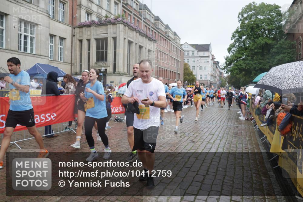 13.09.2026 - Kiel Lauf Yannick Fuchs http://msf.ph/oto/10412759 13.09.2026 10:44:14 Ziel 702, 939, 1242, 1379, 1439, 1839, 2729, 2826, 2873, 3186, 3573, 3918, 5183, 5711, 5740, 5859, 6059, 6184, 6611, 7114, 7250, 7291, 7534, 7872, 7900, 9056, 9082, 9229, 9401, 9979, 10205, 10405, 10406, 11019, 11195, 11205, 11262, 11277, 11431, 11784, 12152, 12382, 12384, 12386, 12440, 12839, 56, 149, 202, 305, 318, 371, 1029, 1118, 1215, 1956, 1977, 2316, 2653, 2861, 2971, 3258, 3292, 3308, 3734, 3806, 4422, 4669, 4728, 4746, 5059, 5419, 6368, 7351, 1275 meine-sportfotos.de
