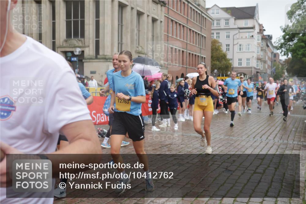 13.09.2026 - Kiel Lauf Yannick Fuchs http://msf.ph/oto/10412762 13.09.2026 10:44:15 Ziel 702, 939, 1242, 1379, 1439, 1839, 2729, 2826, 2873, 3186, 3469, 3573, 3918, 5183, 5711, 5740, 5859, 6059, 6611, 7114, 7250, 7291, 7534, 7872, 7900, 9056, 9082, 9229, 9286, 9401, 9979, 10205, 10405, 10406, 11019, 11195, 11205, 11262, 11277, 11431, 11538, 11784, 11940, 12152, 12382, 12384, 12386, 12440, 12839, 56, 149, 202, 305, 318, 371, 1029, 1118, 1215, 1956, 1977, 2316, 2653, 2861, 2971, 3258, 3292, 3308, 3734, 3806, 4422, 4669, 4728, 4746, 5059, 5419, 6368, 7351, 1275 meine-sportfotos.de