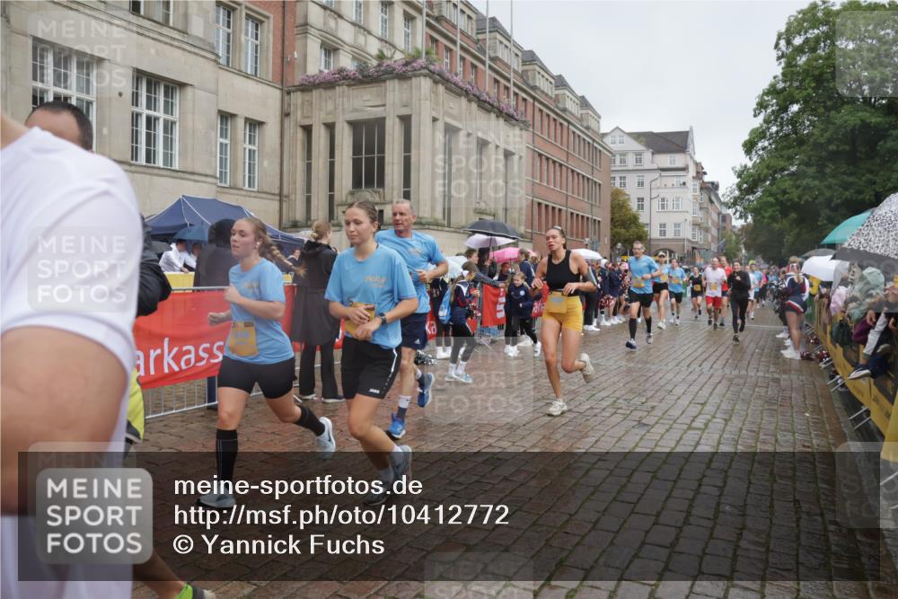 13.09.2026 - Kiel Lauf Yannick Fuchs http://msf.ph/oto/10412772 13.09.2026 10:44:15 Ziel 702, 939, 1242, 1379, 1439, 1839, 2729, 2826, 2873, 3186, 3469, 3573, 3918, 5183, 5711, 5740, 5859, 6059, 6611, 7114, 7250, 7291, 7534, 7872, 7900, 9056, 9082, 9229, 9286, 9401, 9979, 10205, 10405, 10406, 11019, 11195, 11205, 11262, 11277, 11431, 11538, 11784, 11940, 12152, 12382, 12384, 12386, 12440, 12839, 56, 149, 202, 305, 318, 371, 1029, 1118, 1215, 1956, 1977, 2316, 2653, 2861, 2971, 3258, 3292, 3308, 3734, 3806, 4422, 4669, 4728, 4746, 5059, 5419, 6368, 7351, 1275 meine-sportfotos.de