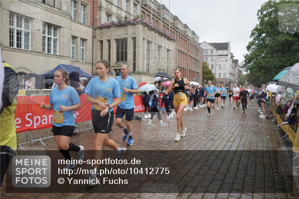 13.09.2026 - Kiel Lauf Yannick Fuchs http://msf.ph/oto/10412775 13.09.2026 10:44:15 Ziel 702, 939, 1242, 1379, 1439, 1839, 2729, 2826, 2873, 3186, 3469, 3573, 3918, 5183, 5711, 5740, 5859, 6059, 6611, 7114, 7250, 7291, 7534, 7872, 7900, 9056, 9082, 9229, 9286, 9401, 9979, 10205, 10405, 10406, 11019, 11195, 11205, 11262, 11277, 11431, 11538, 11784, 11940, 12152, 12382, 12384, 12386, 12440, 12839, 56, 149, 202, 305, 318, 371, 1029, 1118, 1215, 1956, 1977, 2316, 2653, 2861, 2971, 3258, 3292, 3308, 3734, 3806, 4422, 4669, 4728, 4746, 5059, 5419, 6368, 7351, 1275 meine-sportfotos.de