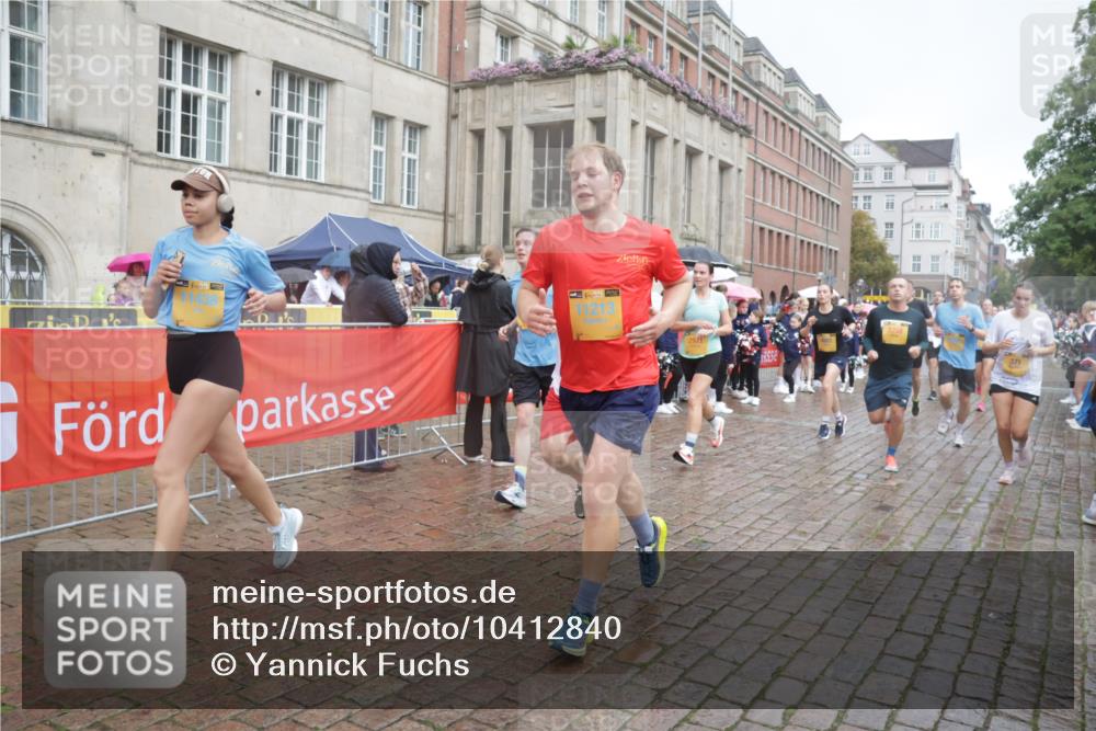 13.09.2026 - Kiel Lauf Yannick Fuchs http://msf.ph/oto/10412840 13.09.2026 10:44:19 Ziel 702, 1275, 1335, 1377, 1379, 1439, 1839, 2289, 2545, 2729, 2826, 3009, 3186, 3469, 3918, 5183, 5697, 5711, 5740, 5778, 5859, 6059, 6229, 6611, 6959, 7114, 7250, 7291, 7504, 7534, 7872, 7900, 9082, 9229, 9286, 9401, 9596, 10205, 10405, 10406, 11019, 11195, 11205, 11262, 11352, 11538, 11716, 11784, 11940, 12152, 12839, 56, 202, 305, 318, 371, 939, 1029, 1118, 1215, 1242, 1956, 1977, 2316, 2653, 2861, 2873, 2971, 3258, 3292, 3308, 3573, 3734, 3806, 4422, 4669, 4728, 4746 meine-sportfotos.de