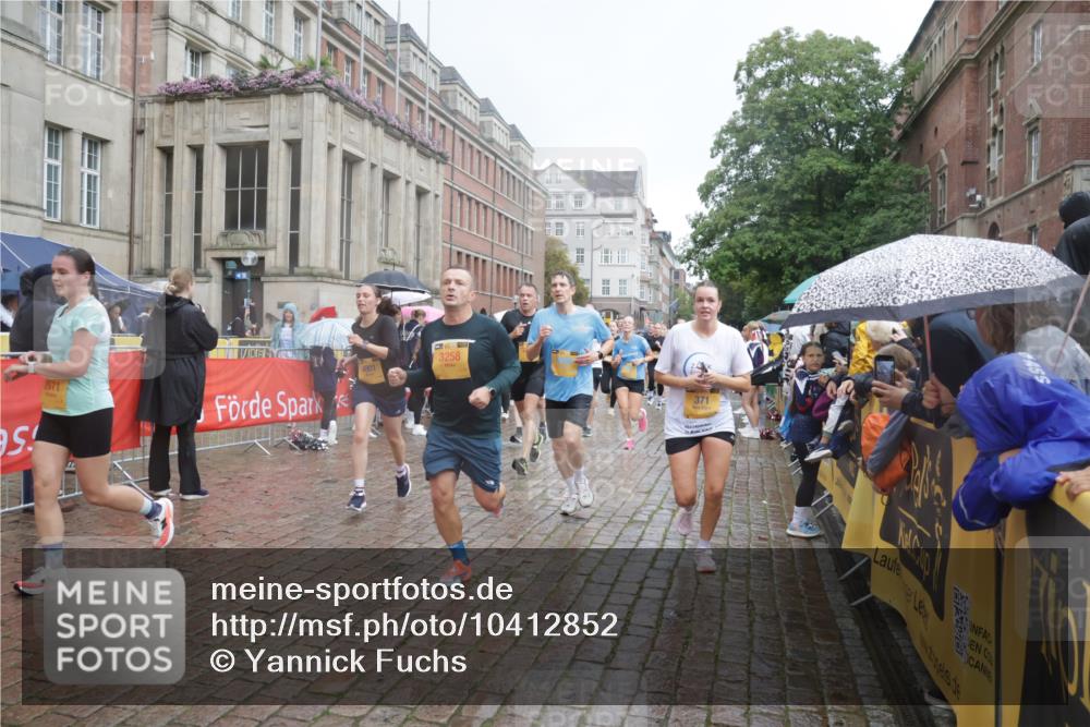 13.09.2026 - Kiel Lauf Yannick Fuchs http://msf.ph/oto/10412852 13.09.2026 10:44:20 Ziel 702, 1275, 1335, 1377, 1379, 1439, 1839, 2289, 2545, 2729, 2826, 3009, 3186, 3469, 3918, 5183, 5294, 5599, 5697, 5711, 5740, 5778, 5859, 6059, 6229, 6611, 6959, 7114, 7250, 7291, 7504, 7534, 7872, 7900, 9082, 9229, 9286, 9401, 9596, 10205, 10405, 10406, 11019, 11195, 11205, 11262, 11352, 11538, 11716, 11940, 12152, 12839, 56, 202, 305, 318, 371, 939, 1029, 1118, 1215, 1242, 1956, 1977, 2316, 2653, 2861, 2873, 2971, 3258, 3292, 3308, 3573, 3734, 3806, 4422, 4728, 4746, 688 meine-sportfotos.de