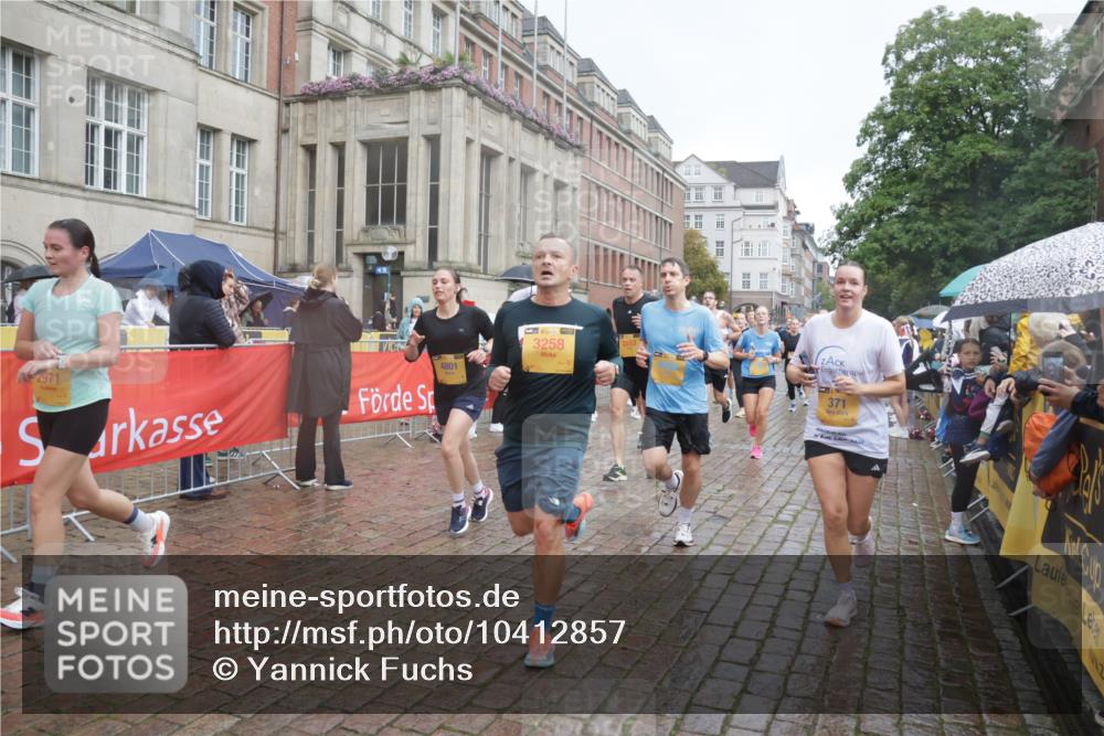 13.09.2026 - Kiel Lauf Yannick Fuchs http://msf.ph/oto/10412857 13.09.2026 10:44:21 Ziel 702, 1275, 1335, 1377, 1379, 1439, 1839, 2289, 2545, 2729, 2826, 3009, 3186, 3469, 3918, 5183, 5294, 5599, 5697, 5740, 5778, 5859, 6059, 6229, 6611, 6959, 7250, 7291, 7504, 7534, 7900, 9082, 9229, 9286, 9401, 9596, 10205, 10405, 10406, 11019, 11195, 11205, 11352, 11538, 11716, 11851, 11940, 12152, 12839, 12842, 56, 202, 305, 318, 371, 939, 1029, 1118, 1215, 1242, 1956, 1977, 2316, 2653, 2729, 2861, 2873, 2971, 3258, 3292, 3308, 3573, 3734, 3806, 3918, 4422, 4728, 4746, 688 meine-sportfotos.de