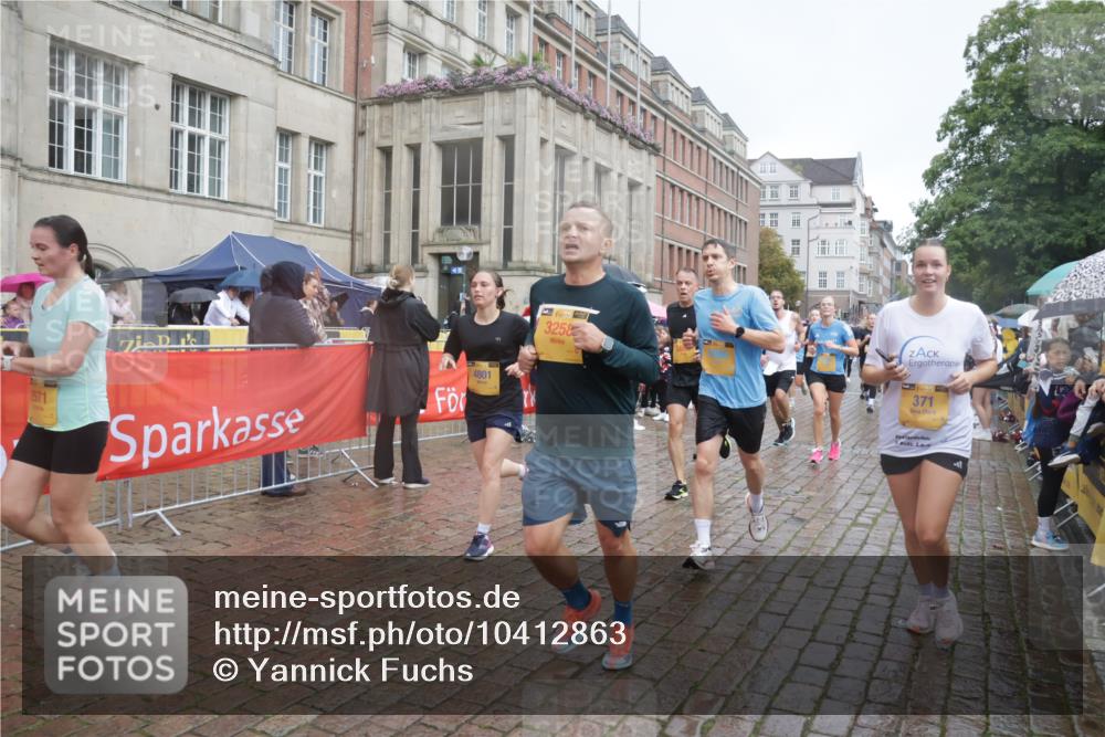 13.09.2026 - Kiel Lauf Yannick Fuchs http://msf.ph/oto/10412863 13.09.2026 10:44:21 Ziel 702, 1275, 1335, 1377, 1379, 1439, 1839, 2289, 2545, 2729, 2826, 3009, 3186, 3469, 3918, 5183, 5294, 5599, 5697, 5740, 5778, 5859, 6059, 6229, 6611, 6959, 7250, 7291, 7504, 7534, 7900, 9082, 9229, 9286, 9401, 9596, 10205, 10405, 10406, 11019, 11195, 11205, 11352, 11538, 11716, 11851, 11940, 12152, 12839, 12842, 56, 202, 305, 318, 371, 939, 1029, 1118, 1215, 1242, 1956, 1977, 2316, 2653, 2729, 2861, 2873, 2971, 3258, 3292, 3308, 3573, 3734, 3806, 3918, 4422, 4728, 4746, 688 meine-sportfotos.de