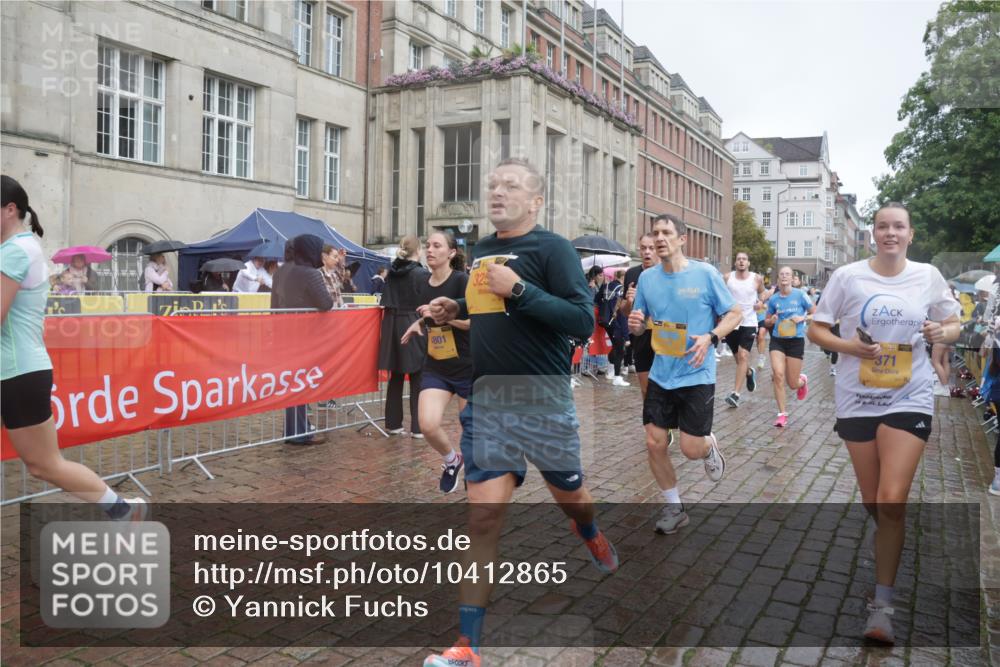13.09.2026 - Kiel Lauf Yannick Fuchs http://msf.ph/oto/10412865 13.09.2026 10:44:21 Ziel 702, 1275, 1335, 1377, 1379, 1439, 1839, 2289, 2545, 2729, 2826, 3009, 3186, 3469, 3918, 5183, 5294, 5599, 5697, 5740, 5778, 5859, 6059, 6229, 6611, 6959, 7250, 7291, 7504, 7534, 7900, 9082, 9229, 9286, 9401, 9596, 10205, 10405, 10406, 11019, 11195, 11205, 11352, 11538, 11716, 11851, 11940, 12152, 12839, 12842, 56, 202, 305, 318, 371, 939, 1029, 1118, 1215, 1242, 1956, 1977, 2316, 2653, 2729, 2861, 2873, 2971, 3258, 3292, 3308, 3573, 3734, 3806, 3918, 4422, 4728, 4746, 688 meine-sportfotos.de