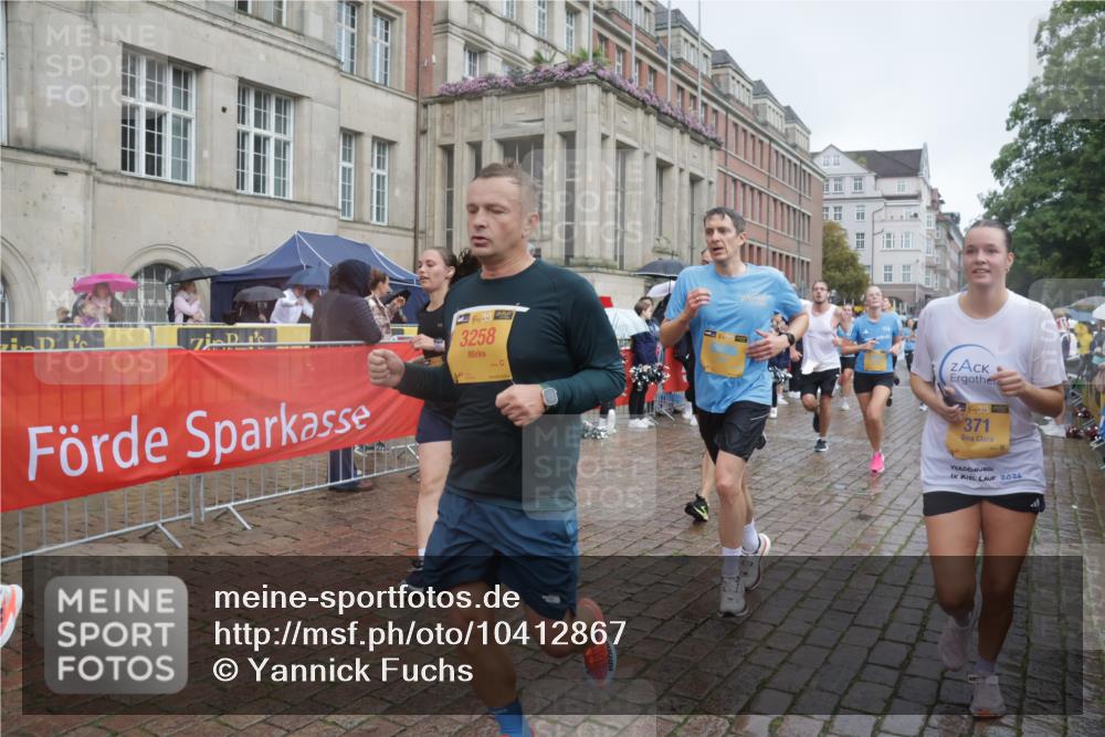 13.09.2026 - Kiel Lauf Yannick Fuchs http://msf.ph/oto/10412867 13.09.2026 10:44:21 Ziel 702, 1275, 1335, 1377, 1379, 1439, 1839, 2289, 2545, 2729, 2826, 3009, 3186, 3469, 3918, 5183, 5294, 5599, 5697, 5740, 5778, 5859, 6059, 6229, 6611, 6959, 7250, 7291, 7504, 7534, 7900, 9082, 9229, 9286, 9401, 9596, 10205, 10405, 10406, 11019, 11195, 11205, 11352, 11538, 11716, 11851, 11940, 12152, 12839, 12842, 56, 202, 305, 318, 371, 939, 1029, 1118, 1215, 1242, 1956, 1977, 2316, 2653, 2729, 2861, 2873, 2971, 3258, 3292, 3308, 3573, 3734, 3806, 3918, 4422, 4728, 4746, 688 meine-sportfotos.de