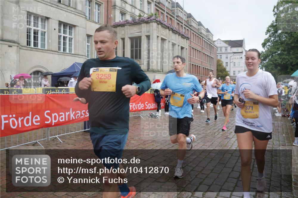13.09.2026 - Kiel Lauf Yannick Fuchs http://msf.ph/oto/10412870 13.09.2026 10:44:21 Ziel 702, 1275, 1335, 1377, 1379, 1439, 1839, 2289, 2545, 2729, 2826, 3009, 3186, 3469, 3918, 5183, 5294, 5599, 5697, 5740, 5778, 5859, 6059, 6229, 6611, 6959, 7250, 7291, 7504, 7534, 7900, 9082, 9229, 9286, 9401, 9596, 10205, 10405, 10406, 11019, 11195, 11205, 11352, 11538, 11716, 11851, 11940, 12152, 12839, 12842, 56, 202, 305, 318, 371, 939, 1029, 1118, 1215, 1242, 1956, 1977, 2316, 2653, 2729, 2861, 2873, 2971, 3258, 3292, 3308, 3573, 3734, 3806, 3918, 4422, 4728, 4746, 688 meine-sportfotos.de