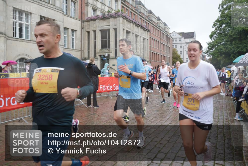 13.09.2026 - Kiel Lauf Yannick Fuchs http://msf.ph/oto/10412872 13.09.2026 10:44:22 Ziel 702, 1275, 1335, 1377, 1379, 1439, 1839, 2289, 2545, 2826, 3009, 3186, 3469, 5183, 5294, 5599, 5697, 5740, 5778, 5859, 6059, 6229, 6611, 6959, 7250, 7291, 7468, 7504, 7534, 8536, 9229, 9286, 9401, 9596, 10205, 10405, 10406, 11019, 11165, 11195, 11347, 11352, 11538, 11716, 11851, 11940, 12839, 12842, 56, 202, 305, 318, 371, 939, 1118, 1215, 1242, 1956, 1977, 2316, 2653, 2729, 2861, 2873, 2971, 3258, 3308, 3573, 3734, 3806, 3918, 4422, 4728, 4746, 6059, 7534, 688 meine-sportfotos.de