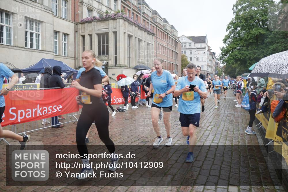 13.09.2026 - Kiel Lauf Yannick Fuchs http://msf.ph/oto/10412909 13.09.2026 10:44:25 Ziel 501, 702, 1275, 1335, 1377, 1379, 1439, 2289, 2545, 2826, 3009, 3469, 3980, 5183, 5294, 5599, 5697, 5740, 5778, 5859, 6229, 6611, 6959, 7250, 7291, 7468, 7504, 7677, 7763, 8536, 8701, 9286, 9401, 9596, 10205, 10406, 11019, 11165, 11195, 11347, 11352, 11538, 11716, 11851, 11938, 11940, 12425, 12589, 12839, 12842, 56, 202, 305, 318, 702, 939, 1118, 1215, 1242, 1839, 1956, 1977, 2316, 2729, 2861, 2873, 3186, 3308, 3573, 3806, 3918, 4422, 4728, 4746, 6059, 7534, 688 meine-sportfotos.de