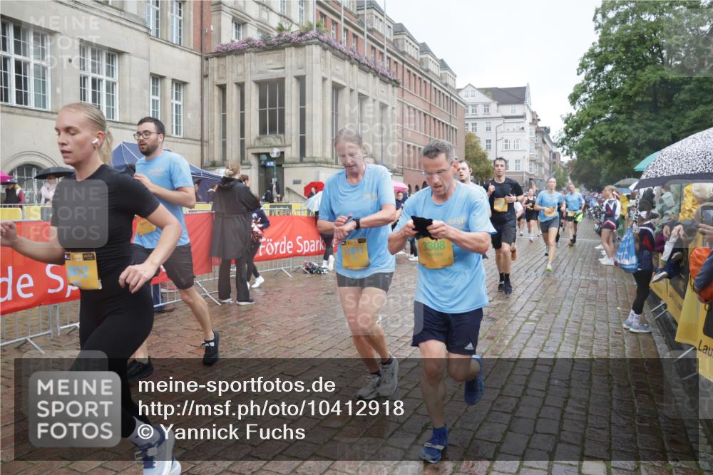 13.09.2026 - Kiel Lauf Yannick Fuchs http://msf.ph/oto/10412918 13.09.2026 10:44:25 Ziel 501, 702, 1275, 1335, 1377, 1379, 1439, 2289, 2545, 2826, 3009, 3469, 3980, 5183, 5294, 5599, 5697, 5740, 5778, 5859, 6229, 6611, 6959, 7250, 7291, 7468, 7504, 7677, 7763, 8536, 8701, 9286, 9401, 9596, 10205, 10406, 11019, 11165, 11195, 11347, 11352, 11538, 11716, 11851, 11938, 11940, 12425, 12589, 12839, 12842, 56, 202, 305, 318, 702, 939, 1118, 1215, 1242, 1839, 1956, 1977, 2316, 2729, 2861, 2873, 3186, 3308, 3573, 3806, 3918, 4422, 4728, 4746, 6059, 7534, 688 meine-sportfotos.de