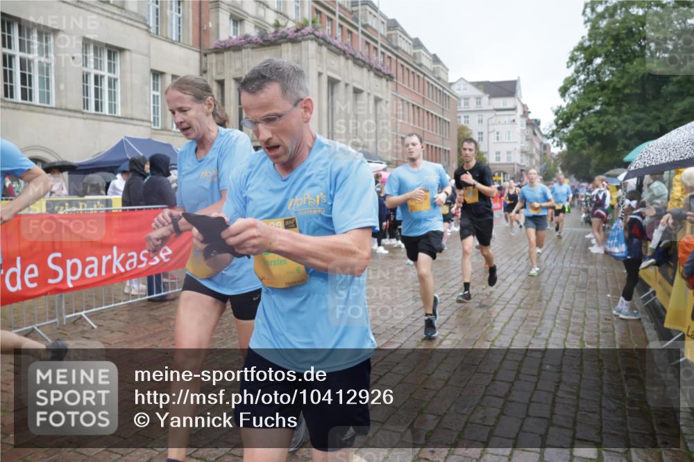 13.09.2026 - Kiel Lauf Yannick Fuchs http://msf.ph/oto/10412926 13.09.2026 10:44:26 Ziel 501, 1275, 1335, 1377, 1379, 1439, 2289, 2545, 2826, 3009, 3469, 3980, 5183, 5294, 5599, 5697, 5699, 5740, 5778, 5859, 6229, 6611, 6959, 7250, 7291, 7468, 7504, 7677, 7763, 8536, 8701, 9286, 9401, 9596, 10205, 11165, 11347, 11352, 11538, 11716, 11851, 11938, 11940, 12425, 12589, 12839, 12842, 56, 202, 305, 318, 702, 939, 1118, 1215, 1242, 1379, 1839, 1956, 1977, 2316, 2729, 2861, 2873, 3186, 3308, 3573, 3806, 3918, 4422, 4728, 4746, 5859, 6059, 7534, 688 meine-sportfotos.de