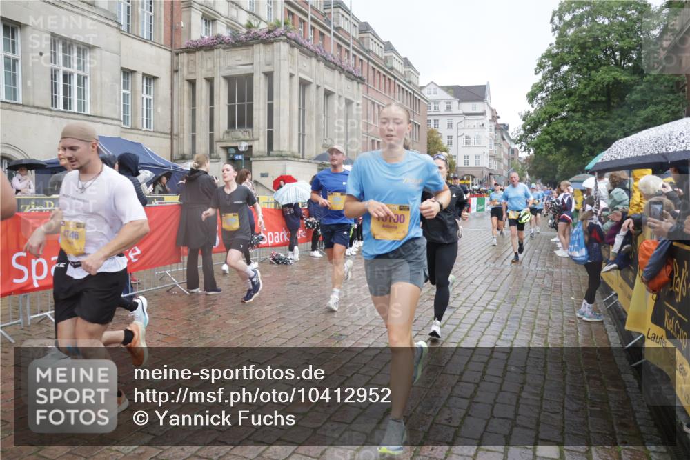 13.09.2026 - Kiel Lauf Yannick Fuchs http://msf.ph/oto/10412952 13.09.2026 10:44:28 Ziel 501, 1275, 1335, 1377, 1439, 2289, 2545, 2659, 2826, 2837, 2920, 3009, 3469, 3980, 4243, 5294, 5599, 5697, 5699, 5740, 5778, 6229, 6611, 6711, 6959, 7250, 7291, 7468, 7504, 7677, 7763, 8536, 8701, 9286, 9401, 9596, 11165, 11347, 11352, 11538, 11716, 11851, 11938, 11940, 12425, 12589, 12839, 12842, 56, 202, 305, 318, 702, 939, 1118, 1242, 1379, 1439, 1839, 1956, 1977, 2729, 2826, 2861, 2873, 3186, 3573, 3806, 3918, 4422, 4728, 4746, 5183, 5740, 5859, 6059, 7250, 7534, 688 meine-sportfotos.de
