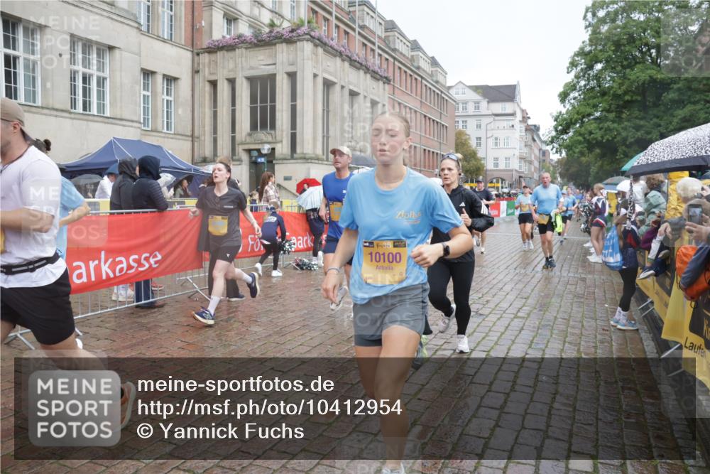 13.09.2026 - Kiel Lauf Yannick Fuchs http://msf.ph/oto/10412954 13.09.2026 10:44:28 Ziel 501, 1275, 1335, 1377, 1439, 2289, 2545, 2659, 2826, 2837, 2920, 3009, 3469, 3980, 4243, 5294, 5599, 5697, 5699, 5740, 5778, 6229, 6611, 6711, 6959, 7250, 7291, 7468, 7504, 7677, 7763, 8536, 8701, 9286, 9401, 9596, 11165, 11347, 11352, 11538, 11716, 11851, 11938, 11940, 12425, 12589, 12839, 12842, 56, 202, 305, 318, 702, 939, 1118, 1242, 1379, 1439, 1839, 1956, 1977, 2729, 2826, 2861, 2873, 3186, 3573, 3806, 3918, 4422, 4728, 4746, 5183, 5740, 5859, 6059, 7250, 7534, 688 meine-sportfotos.de
