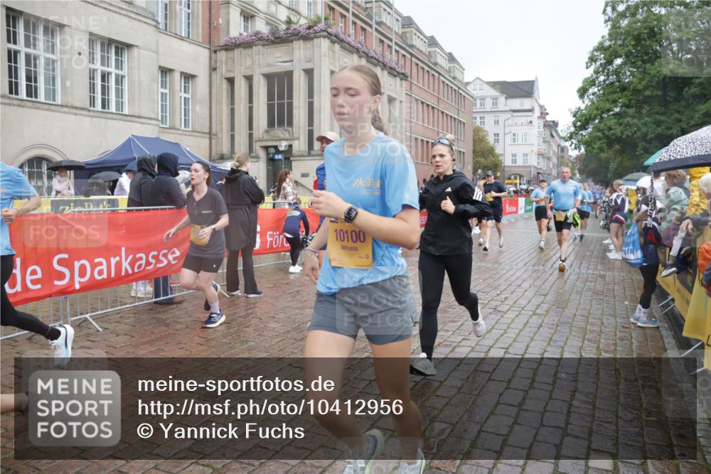 13.09.2026 - Kiel Lauf Yannick Fuchs http://msf.ph/oto/10412956 13.09.2026 10:44:28 Ziel 501, 1275, 1335, 1377, 1439, 2289, 2545, 2659, 2826, 2837, 2920, 3009, 3469, 3980, 4243, 5294, 5599, 5697, 5699, 5740, 5778, 6229, 6611, 6711, 6959, 7250, 7291, 7468, 7504, 7677, 7763, 8536, 8701, 9286, 9401, 9596, 11165, 11347, 11352, 11538, 11716, 11851, 11938, 11940, 12425, 12589, 12839, 12842, 56, 202, 305, 318, 702, 939, 1118, 1242, 1379, 1439, 1839, 1956, 1977, 2729, 2826, 2861, 2873, 3186, 3573, 3806, 3918, 4422, 4728, 4746, 5183, 5740, 5859, 6059, 7250, 7534, 688 meine-sportfotos.de