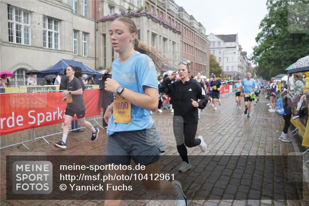 13.09.2026 - Kiel Lauf Yannick Fuchs http://msf.ph/oto/10412961 13.09.2026 10:44:28 Ziel 501, 1275, 1335, 1377, 1439, 2289, 2545, 2659, 2826, 2837, 2920, 3009, 3469, 3980, 4243, 5294, 5599, 5697, 5699, 5740, 5778, 6229, 6611, 6711, 6959, 7250, 7291, 7468, 7504, 7677, 7763, 8536, 8701, 9286, 9401, 9596, 11165, 11347, 11352, 11538, 11716, 11851, 11938, 11940, 12425, 12589, 12839, 12842, 56, 202, 305, 318, 702, 939, 1118, 1242, 1379, 1439, 1839, 1956, 1977, 2729, 2826, 2861, 2873, 3186, 3573, 3806, 3918, 4422, 4728, 4746, 5183, 5740, 5859, 6059, 7250, 7534, 688 meine-sportfotos.de