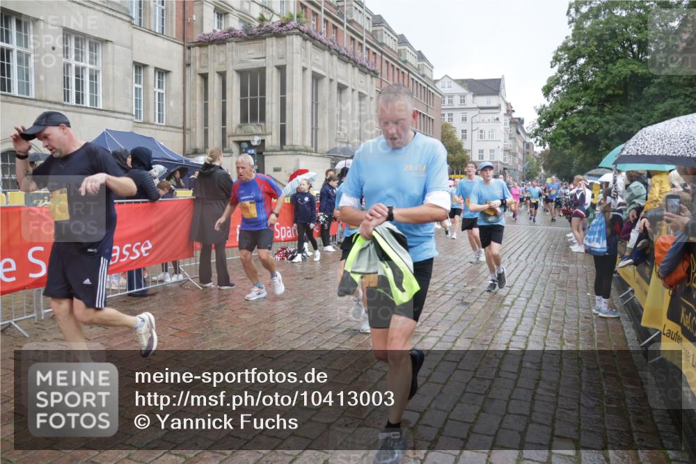 13.09.2026 - Kiel Lauf Yannick Fuchs http://msf.ph/oto/10413003 13.09.2026 10:44:31 Ziel 501, 1275, 1335, 1377, 2289, 2545, 2659, 2837, 2920, 3009, 3980, 4243, 4432, 5294, 5599, 5697, 5699, 5778, 6194, 6229, 6711, 6959, 7468, 7504, 7677, 7763, 8536, 8701, 9596, 11165, 11347, 11352, 11716, 11851, 11938, 12425, 12589, 12842, 202, 318, 702, 939, 1118, 1242, 1379, 1439, 1839, 1956, 2729, 2826, 2861, 2873, 3186, 3469, 3573, 3806, 3918, 4422, 5183, 5740, 5859, 6059, 6611, 7250, 7291, 7504, 7534, 688, 1323, 2952, 3591 meine-sportfotos.de