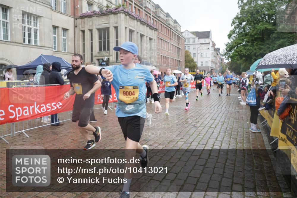 13.09.2026 - Kiel Lauf Yannick Fuchs http://msf.ph/oto/10413021 13.09.2026 10:44:33 Ziel 501, 1275, 1335, 1377, 2289, 2545, 2659, 2837, 2920, 3009, 3980, 4243, 4432, 5294, 5567, 5599, 5699, 6194, 6637, 6711, 6959, 7468, 7677, 7763, 8536, 8701, 9596, 11165, 11347, 11427, 11716, 11851, 11938, 12425, 12589, 12842, 202, 318, 702, 939, 1118, 1242, 1275, 1377, 1379, 1439, 1839, 1956, 2289, 2545, 2729, 2826, 2873, 3186, 3469, 3573, 3806, 3918, 4422, 5183, 5697, 5740, 5778, 5859, 6059, 6229, 6611, 7250, 7291, 7504, 7534, 688, 1323, 2952, 3591 meine-sportfotos.de