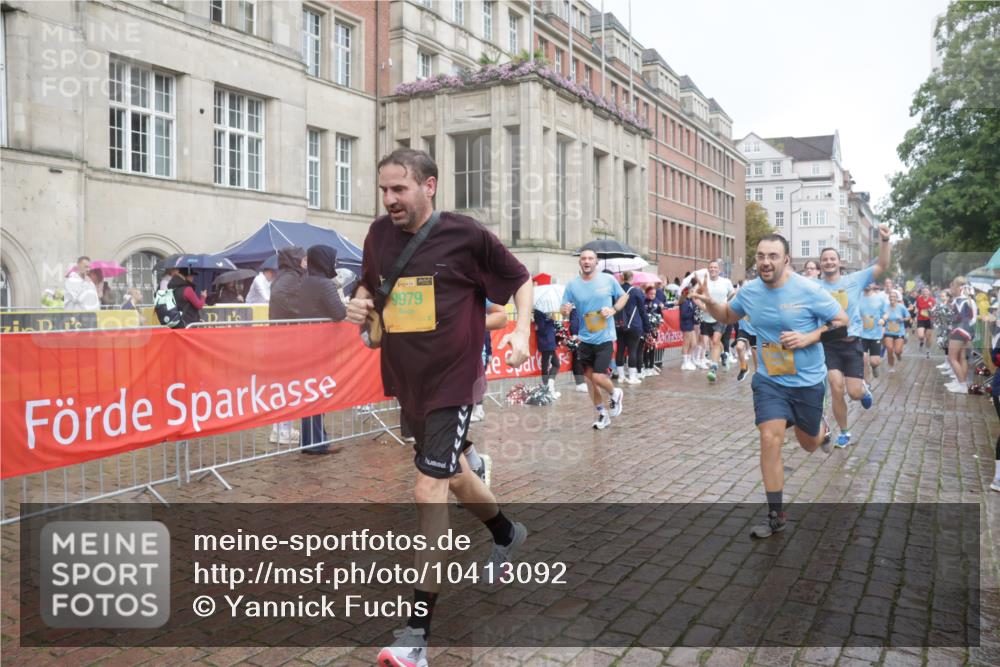 13.09.2026 - Kiel Lauf Yannick Fuchs http://msf.ph/oto/10413092 13.09.2026 10:44:39 Ziel 501, 688, 1751, 1753, 2488, 2659, 2837, 2920, 3134, 3152, 3282, 4033, 4243, 4432, 4532, 5420, 5567, 5699, 6194, 6580, 6637, 6711, 7122, 7279, 7677, 7701, 7763, 7910, 8445, 10082, 11427, 11714, 11938, 12105, 12425, 12569, 501, 702, 939, 1242, 1275, 1335, 1377, 1379, 1439, 1839, 2289, 2545, 2729, 2826, 2873, 3009, 3186, 3469, 3573, 3918, 3980, 5183, 5294, 5599, 5697, 5740, 5778, 5859, 6059, 6229, 6611, 6959, 7250, 7291, 7468, 7504, 7534, 1323, 2952, 3591 meine-sportfotos.de