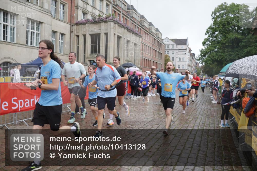 13.09.2026 - Kiel Lauf Yannick Fuchs http://msf.ph/oto/10413128 13.09.2026 10:44:42 Ziel 688, 1357, 1751, 1753, 2189, 2488, 2659, 2837, 2920, 3134, 3152, 3282, 4033, 4243, 4432, 4532, 5420, 5567, 6194, 6580, 6637, 6711, 7122, 7279, 7701, 7910, 8445, 8669, 10082, 11427, 11714, 12105, 12569, 12620, 501, 702, 939, 1242, 1275, 1335, 1377, 1379, 1439, 1839, 2289, 2545, 2729, 2826, 2837, 2873, 3009, 3186, 3469, 3918, 3980, 4243, 5183, 5294, 5599, 5697, 5699, 5740, 5778, 5859, 6059, 6229, 6611, 6711, 6959, 7250, 7291, 7468, 7504, 7534, 7677, 1323, 2952, 3591 meine-sportfotos.de