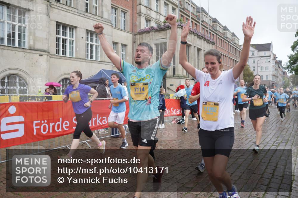 13.09.2026 - Kiel Lauf Yannick Fuchs http://msf.ph/oto/10413171 13.09.2026 10:44:44 Ziel 688, 1357, 1751, 1753, 2189, 2488, 3134, 3152, 3282, 4033, 4432, 4532, 4829, 5420, 5567, 6194, 6580, 6637, 6731, 7122, 7279, 7701, 7910, 8445, 8669, 9326, 10082, 11427, 11714, 11731, 12105, 12569, 12620, 501, 702, 1275, 1335, 1377, 1379, 1439, 1839, 2289, 2545, 2659, 2729, 2826, 2837, 2920, 3009, 3186, 3469, 3918, 3980, 4243, 5183, 5294, 5599, 5697, 5699, 5740, 5778, 5859, 6059, 6229, 6611, 6711, 6959, 7250, 7291, 7468, 7504, 7534, 7677, 1323, 2952, 3591 meine-sportfotos.de