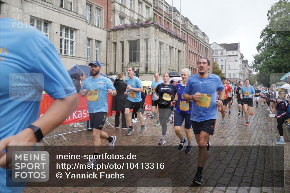 13.09.2026 - Kiel Lauf Yannick Fuchs http://msf.ph/oto/10413316 13.09.2026 10:44:53 Ziel 427, 451, 1181, 1323, 1357, 2189, 2488, 2952, 3152, 3591, 4829, 6731, 7122, 7279, 7327, 8198, 8669, 9326, 10388, 10572, 11731, 12105, 12240, 12543, 12620, 501, 688, 1275, 1335, 1377, 1439, 1751, 1753, 2289, 2545, 2659, 2826, 2837, 2920, 3009, 3134, 3282, 3469, 3980, 4033, 4243, 4432, 4532, 5294, 5420, 5567, 5599, 5697, 5699, 5740, 5778, 6194, 6229, 6580, 6611, 6637, 6711, 6959, 7122, 7250, 7279, 7291, 7468, 7504, 7677, 7701, 7910, 8445, 10082, 1482, 5220 meine-sportfotos.de
