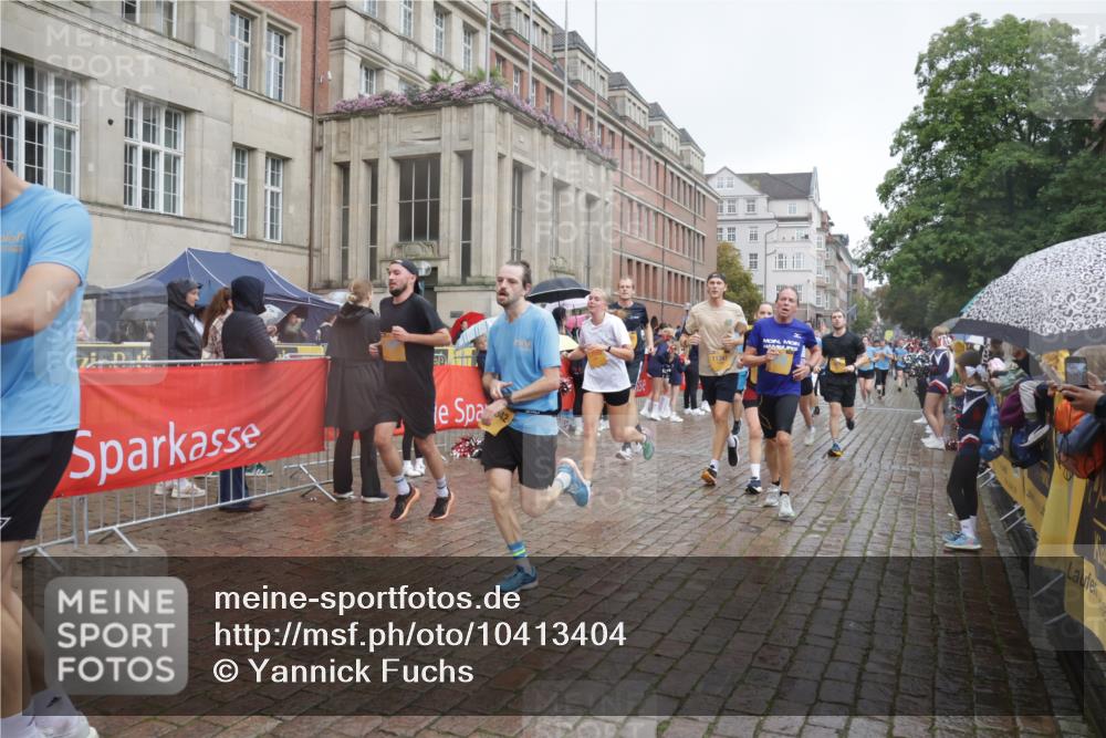 13.09.2026 - Kiel Lauf Yannick Fuchs http://msf.ph/oto/10413404 13.09.2026 10:45:00 Ziel 427, 451, 1181, 1323, 1606, 2952, 3591, 3753, 3872, 4044, 6298, 7327, 7765, 8198, 8941, 9702, 9703, 9917, 10388, 10572, 11473, 12240, 12543, 12670, 501, 688, 1357, 1751, 1753, 2189, 2488, 2659, 2837, 2920, 3134, 3152, 3282, 3980, 4033, 4243, 4432, 4532, 4829, 5294, 5420, 5567, 5599, 5699, 6194, 6580, 6637, 6711, 6731, 7122, 7279, 7468, 7677, 7701, 7910, 8445, 8669, 9326, 10082, 1482, 1590, 2391, 3285, 3796, 4588, 5220, 5361 meine-sportfotos.de