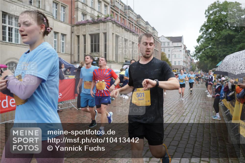 13.09.2026 - Kiel Lauf Yannick Fuchs http://msf.ph/oto/10413442 13.09.2026 10:45:03 Ziel 427, 451, 1181, 1606, 2410, 3753, 3872, 4044, 4681, 6298, 7327, 7765, 8198, 8941, 9702, 9703, 9917, 10388, 10526, 10572, 10666, 10986, 11473, 12670, 427, 501, 688, 1323, 1357, 1751, 1753, 2189, 2488, 2659, 2837, 2920, 2952, 3134, 3152, 3282, 3591, 3980, 4033, 4243, 4432, 4532, 4829, 5420, 5567, 5699, 6194, 6580, 6637, 6711, 6731, 7122, 7279, 7677, 7701, 7910, 8445, 8669, 9326, 10082, 10572, 1482, 1590, 2391, 3285, 3796, 4588, 5220, 5361 meine-sportfotos.de