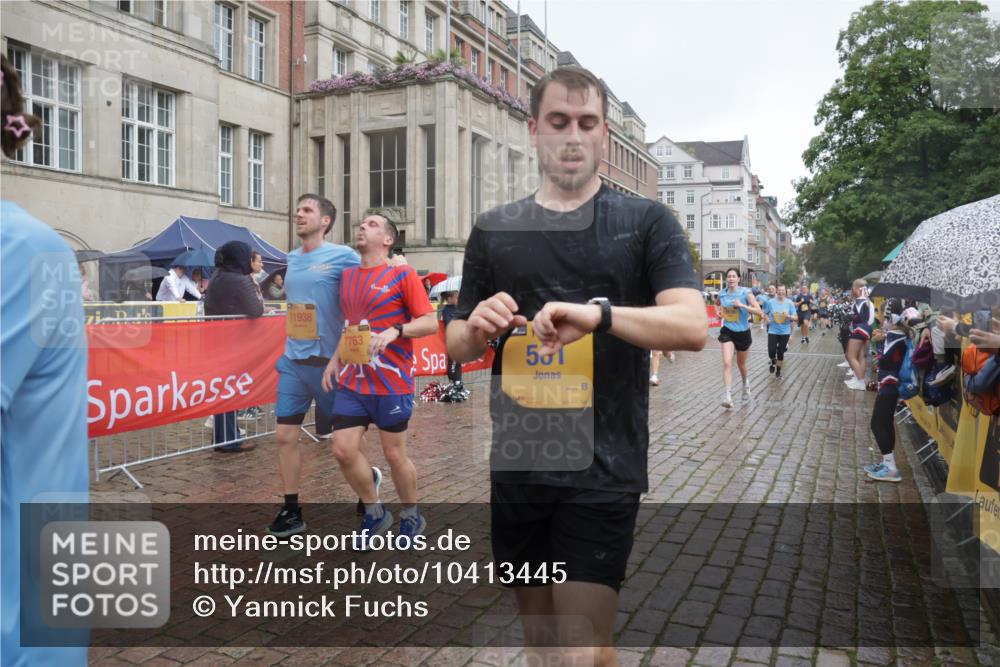 13.09.2026 - Kiel Lauf Yannick Fuchs http://msf.ph/oto/10413445 13.09.2026 10:45:03 Ziel 427, 451, 1181, 1606, 2410, 3753, 3872, 4044, 4681, 6298, 7327, 7765, 8198, 8941, 9702, 9703, 9917, 10388, 10526, 10572, 10666, 10986, 11473, 12670, 427, 501, 688, 1323, 1357, 1751, 1753, 2189, 2488, 2659, 2837, 2920, 2952, 3134, 3152, 3282, 3591, 3980, 4033, 4243, 4432, 4532, 4829, 5420, 5567, 5699, 6194, 6580, 6637, 6711, 6731, 7122, 7279, 7677, 7701, 7910, 8445, 8669, 9326, 10082, 10572, 1482, 1590, 2391, 3285, 3796, 4588, 5220, 5361 meine-sportfotos.de