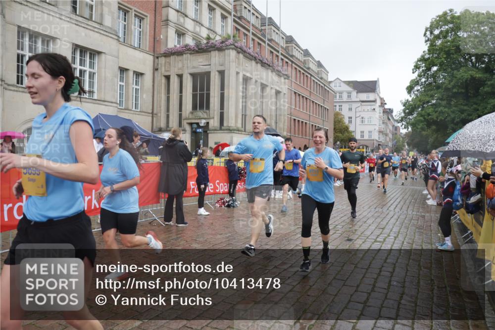13.09.2026 - Kiel Lauf Yannick Fuchs http://msf.ph/oto/10413478 13.09.2026 10:45:06 Ziel 478, 979, 1181, 1606, 1703, 1878, 2410, 3753, 3872, 4044, 4681, 5220, 5296, 5763, 5764, 6298, 7765, 8198, 8744, 8941, 9702, 9703, 9917, 10388, 10526, 10666, 10915, 10986, 11473, 12670, 427, 451, 688, 1323, 1357, 1751, 1753, 2189, 2488, 2659, 2837, 2920, 2952, 3134, 3152, 3282, 3591, 4033, 4243, 4432, 4532, 4829, 5420, 5567, 5699, 6194, 6580, 6637, 6711, 6731, 7122, 7279, 7327, 7701, 7910, 8198, 8445, 8669, 9326, 10082, 10572, 1482, 1590, 2391, 3285, 3796, 4588, 5361 meine-sportfotos.de