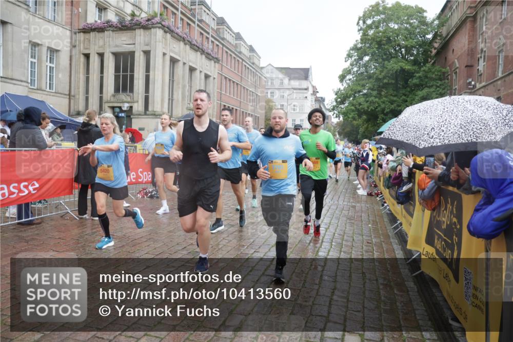 13.09.2026 - Kiel Lauf Yannick Fuchs http://msf.ph/oto/10413560 13.09.2026 10:45:13 Ziel 478, 979, 1482, 1575, 1590, 1703, 1878, 2391, 2410, 3285, 3796, 3872, 4044, 4588, 4681, 5220, 5296, 5361, 5600, 5763, 5764, 6799, 7631, 8457, 8744, 9378, 9702, 9703, 9956, 10183, 10526, 10666, 10915, 10986, 11541, 12670, 427, 451, 688, 1181, 1323, 1357, 1606, 1751, 1753, 2189, 2488, 2952, 3134, 3152, 3282, 3591, 3753, 4033, 4532, 4829, 5420, 5567, 6298, 6580, 6731, 7122, 7279, 7327, 7701, 7765, 7910, 8198, 8445, 8669, 8941, 9326, 9702, 9917, 10082, 10388, 10572, 461, 1682 meine-sportfotos.de