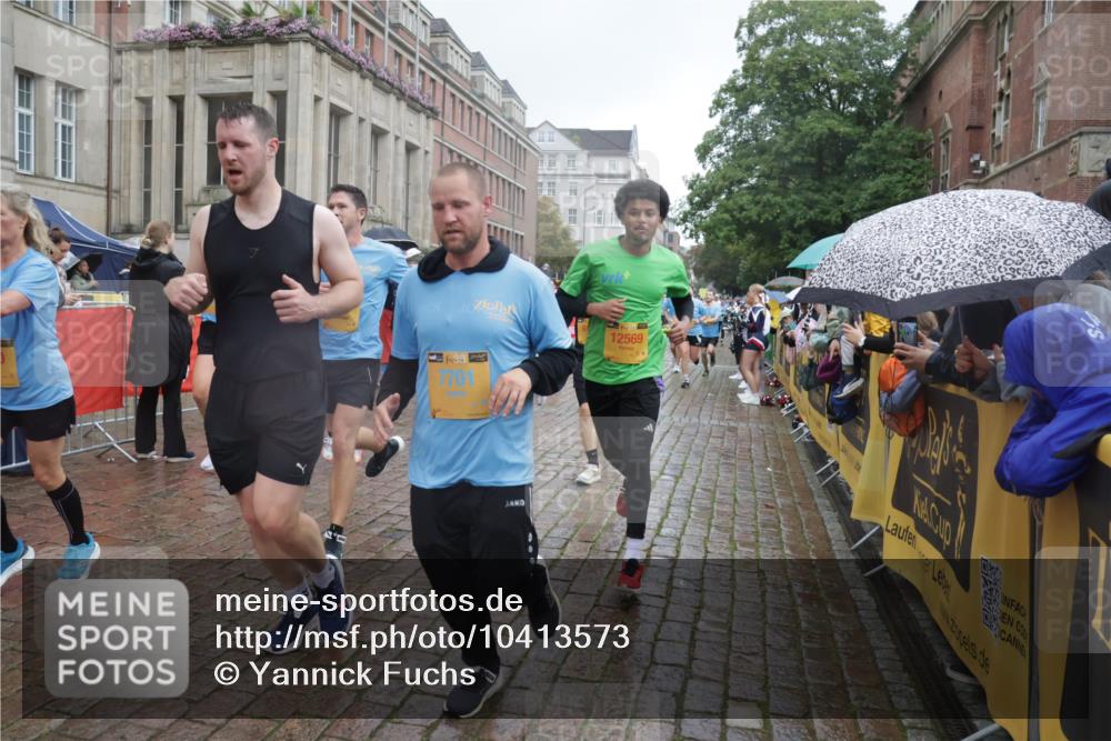 13.09.2026 - Kiel Lauf Yannick Fuchs http://msf.ph/oto/10413573 13.09.2026 10:45:13 Ziel 478, 979, 1482, 1575, 1590, 1703, 1878, 2391, 2410, 3285, 3796, 3872, 4044, 4588, 4681, 5220, 5296, 5361, 5600, 5763, 5764, 6799, 7631, 8457, 8744, 9378, 9702, 9703, 9956, 10183, 10526, 10666, 10915, 10986, 11541, 12670, 427, 451, 688, 1181, 1323, 1357, 1606, 1751, 1753, 2189, 2488, 2952, 3134, 3152, 3282, 3591, 3753, 4033, 4532, 4829, 5420, 5567, 6298, 6580, 6731, 7122, 7279, 7327, 7701, 7765, 7910, 8198, 8445, 8669, 8941, 9326, 9702, 9917, 10082, 10388, 10572, 461, 1682 meine-sportfotos.de