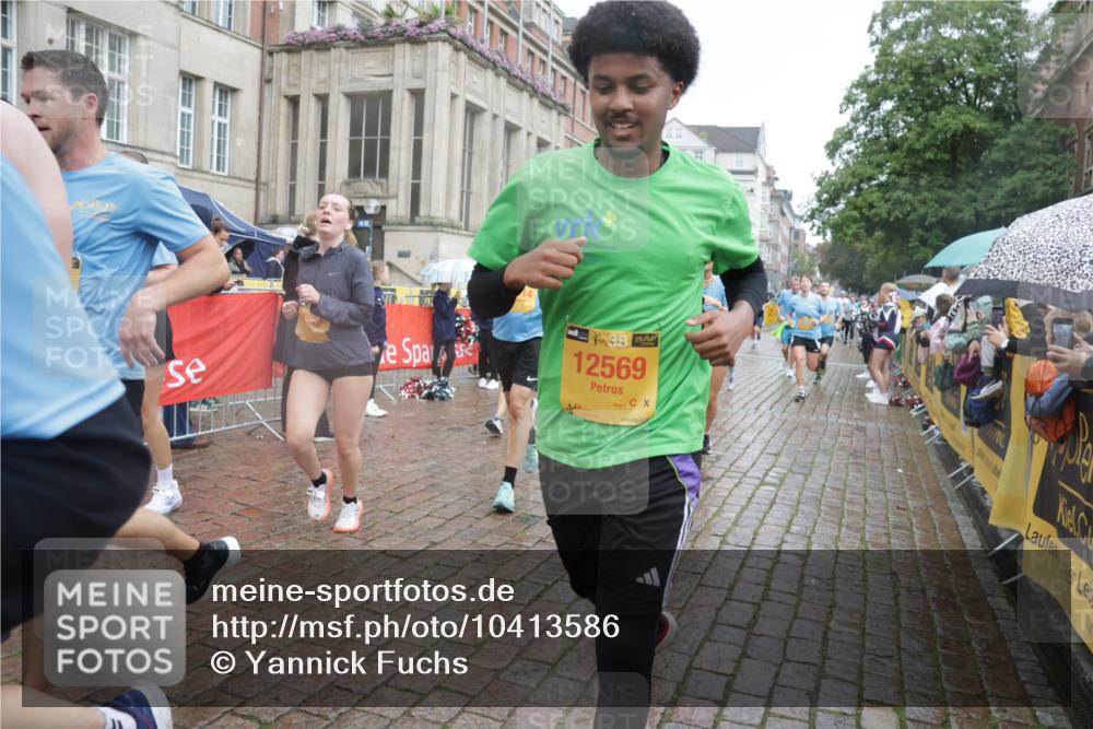 13.09.2026 - Kiel Lauf Yannick Fuchs http://msf.ph/oto/10413586 13.09.2026 10:45:14 Ziel 478, 979, 1482, 1575, 1590, 1703, 1878, 2391, 2410, 3285, 3796, 3872, 4044, 4588, 4681, 5220, 5296, 5361, 5600, 5763, 5764, 6799, 7631, 8457, 8744, 9378, 9845, 9956, 10183, 10526, 10666, 10915, 10948, 10986, 11541, 427, 451, 688, 1181, 1323, 1357, 1606, 1751, 1753, 2189, 2488, 2952, 3134, 3152, 3282, 3591, 3753, 3872, 4033, 4532, 4829, 5420, 6298, 6580, 6731, 7122, 7279, 7327, 7701, 7765, 7910, 8198, 8445, 8669, 8941, 9326, 9702, 9917, 10082, 10388, 10572, 461, 1682 meine-sportfotos.de