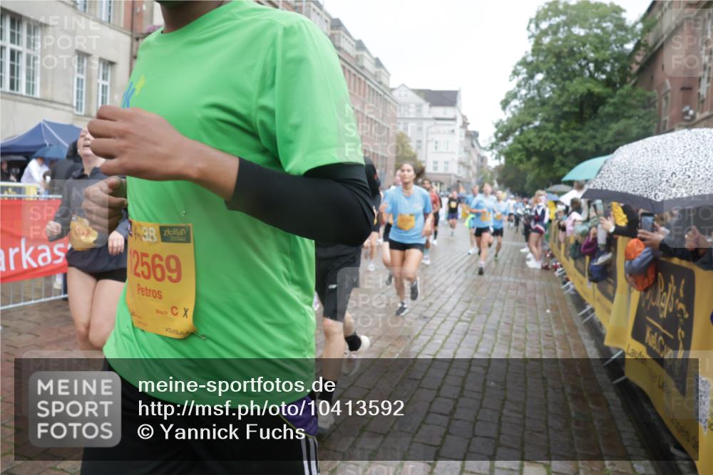 13.09.2026 - Kiel Lauf Yannick Fuchs http://msf.ph/oto/10413592 13.09.2026 10:45:14 Ziel 478, 979, 1482, 1575, 1590, 1703, 1878, 2391, 2410, 3285, 3796, 3872, 4044, 4588, 4681, 5220, 5296, 5361, 5600, 5763, 5764, 6799, 7631, 8457, 8744, 9378, 9845, 9956, 10183, 10526, 10666, 10915, 10948, 10986, 11541, 427, 451, 688, 1181, 1323, 1357, 1606, 1751, 1753, 2189, 2488, 2952, 3134, 3152, 3282, 3591, 3753, 3872, 4033, 4532, 4829, 5420, 6298, 6580, 6731, 7122, 7279, 7327, 7701, 7765, 7910, 8198, 8445, 8669, 8941, 9326, 9702, 9917, 10082, 10388, 10572, 461, 1682 meine-sportfotos.de
