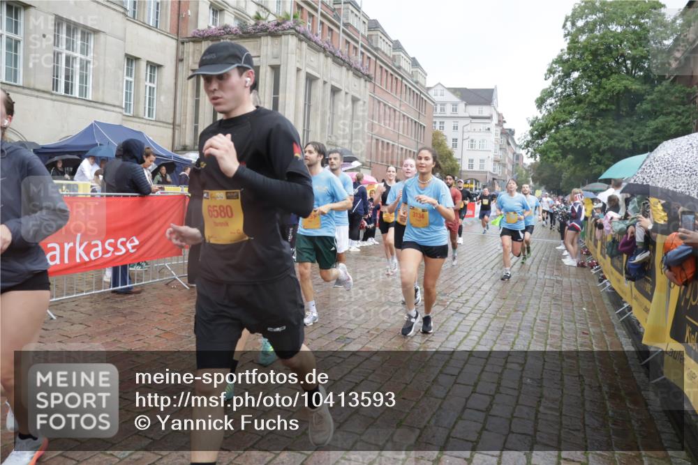 13.09.2026 - Kiel Lauf Yannick Fuchs http://msf.ph/oto/10413593 13.09.2026 10:45:15 Ziel 478, 979, 1482, 1575, 1590, 1703, 1878, 2391, 2410, 3285, 3796, 4044, 4588, 4681, 5220, 5296, 5361, 5600, 5763, 5764, 6799, 7631, 7795, 8457, 8744, 9378, 9845, 9956, 10183, 10526, 10666, 10915, 10948, 10986, 11541, 427, 451, 688, 1181, 1323, 1357, 1606, 1751, 1753, 2189, 2488, 2952, 3134, 3152, 3282, 3591, 3753, 3872, 4033, 4044, 4532, 4829, 6298, 6580, 6731, 7122, 7279, 7327, 7765, 7910, 8198, 8445, 8669, 8941, 9326, 9702, 9917, 10082, 10388, 10572, 360, 461, 1682 meine-sportfotos.de