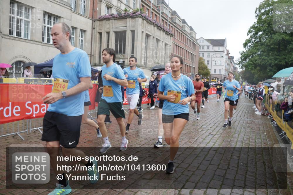 13.09.2026 - Kiel Lauf Yannick Fuchs http://msf.ph/oto/10413600 13.09.2026 10:45:15 Ziel 478, 979, 1482, 1575, 1590, 1703, 1878, 2391, 2410, 3285, 3796, 4044, 4588, 4681, 5220, 5296, 5361, 5600, 5763, 5764, 6799, 7631, 7795, 8457, 8744, 9378, 9845, 9956, 10183, 10526, 10666, 10915, 10948, 10986, 11541, 427, 451, 688, 1181, 1323, 1357, 1606, 1751, 1753, 2189, 2488, 2952, 3134, 3152, 3282, 3591, 3753, 3872, 4033, 4044, 4532, 4829, 6298, 6580, 6731, 7122, 7279, 7327, 7765, 7910, 8198, 8445, 8669, 8941, 9326, 9702, 9917, 10082, 10388, 10572, 360, 461, 1682 meine-sportfotos.de
