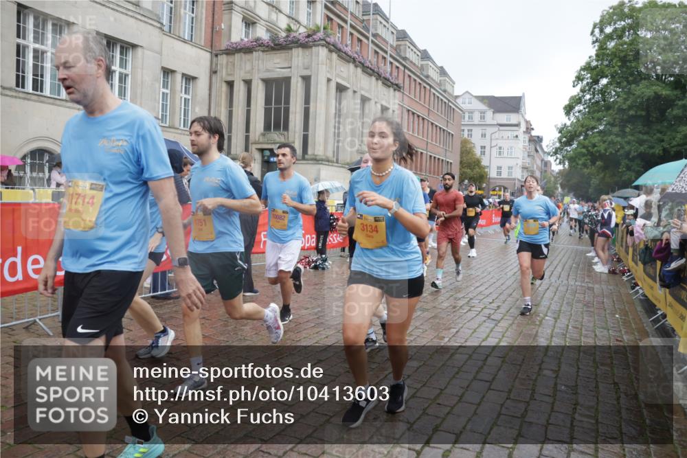 13.09.2026 - Kiel Lauf Yannick Fuchs http://msf.ph/oto/10413603 13.09.2026 10:45:15 Ziel 478, 979, 1482, 1575, 1590, 1703, 1878, 2391, 2410, 3285, 3796, 4044, 4588, 4681, 5220, 5296, 5361, 5600, 5763, 5764, 6799, 7631, 7795, 8457, 8744, 9378, 9845, 9956, 10183, 10526, 10666, 10915, 10948, 10986, 11541, 427, 451, 688, 1181, 1323, 1357, 1606, 1751, 1753, 2189, 2488, 2952, 3134, 3152, 3282, 3591, 3753, 3872, 4033, 4044, 4532, 4829, 6298, 6580, 6731, 7122, 7279, 7327, 7765, 7910, 8198, 8445, 8669, 8941, 9326, 9702, 9917, 10082, 10388, 10572, 360, 461, 1682 meine-sportfotos.de