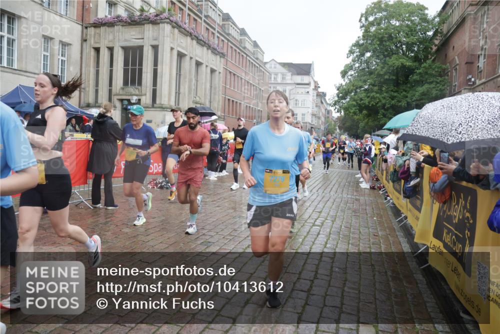 13.09.2026 - Kiel Lauf Yannick Fuchs http://msf.ph/oto/10413612 13.09.2026 10:45:17 Ziel 478, 979, 1482, 1575, 1590, 1703, 1878, 2391, 3263, 3264, 3285, 3628, 3796, 4168, 4588, 5220, 5296, 5361, 5365, 5600, 5763, 5764, 6799, 7620, 7631, 7795, 8457, 8744, 8788, 9378, 9845, 9956, 10183, 10666, 10915, 10948, 11541, 427, 451, 1181, 1323, 1357, 1606, 1753, 2189, 2410, 2488, 2952, 3134, 3152, 3282, 3591, 3753, 3872, 4044, 4681, 4829, 6298, 6731, 7122, 7279, 7327, 7765, 8198, 8445, 8669, 8941, 9326, 9702, 9917, 10082, 10388, 10572, 360, 461, 1682 meine-sportfotos.de