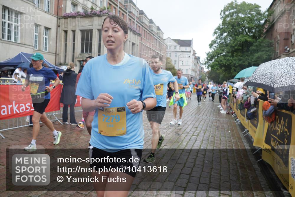 13.09.2026 - Kiel Lauf Yannick Fuchs http://msf.ph/oto/10413618 13.09.2026 10:45:17 Ziel 478, 979, 1482, 1575, 1590, 1703, 1878, 2391, 3263, 3264, 3285, 3628, 3796, 4168, 4588, 5220, 5296, 5361, 5365, 5600, 5763, 5764, 6799, 7620, 7631, 7795, 8457, 8744, 8788, 9378, 9845, 9956, 10183, 10666, 10915, 10948, 11541, 427, 451, 1181, 1323, 1357, 1606, 1753, 2189, 2410, 2488, 2952, 3134, 3152, 3282, 3591, 3753, 3872, 4044, 4681, 4829, 6298, 6731, 7122, 7279, 7327, 7765, 8198, 8445, 8669, 8941, 9326, 9702, 9917, 10082, 10388, 10572, 360, 461, 1682 meine-sportfotos.de