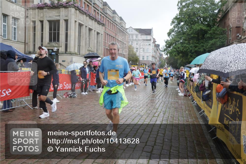 13.09.2026 - Kiel Lauf Yannick Fuchs http://msf.ph/oto/10413628 13.09.2026 10:45:18 Ziel 478, 979, 1482, 1575, 1590, 1703, 1878, 2391, 3263, 3264, 3285, 3628, 3796, 4168, 4588, 5220, 5296, 5361, 5365, 5600, 5763, 5764, 6799, 7620, 7631, 7795, 8457, 8744, 8788, 9378, 9845, 9956, 10183, 10915, 10948, 11541, 11951, 427, 451, 1181, 1323, 1357, 1606, 2189, 2410, 2488, 2952, 3152, 3591, 3753, 3872, 4044, 4681, 4829, 6298, 6731, 7122, 7279, 7327, 7765, 8198, 8669, 8941, 9326, 9702, 9917, 10388, 10572, 360, 461, 1682 meine-sportfotos.de