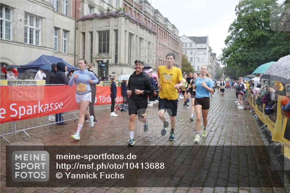 13.09.2026 - Kiel Lauf Yannick Fuchs http://msf.ph/oto/10413688 13.09.2026 10:45:25 Ziel 461, 1012, 1267, 1575, 1590, 1969, 2391, 2599, 2836, 3075, 3263, 3264, 3285, 3628, 3796, 4151, 4168, 4536, 4699, 4726, 5365, 5957, 6799, 7620, 7735, 7766, 7795, 8444, 8788, 9378, 9845, 9867, 10183, 10441, 10948, 11541, 11951, 12044, 12355, 12687, 427, 451, 478, 979, 1181, 1323, 1482, 1590, 1606, 1703, 1878, 2391, 2410, 2952, 3591, 3753, 3872, 4044, 4588, 4681, 5220, 5296, 5361, 5600, 5763, 5764, 6298, 7327, 7765, 8198, 8941, 9702, 9917, 10388, 10572, 360, 1015, 1682 meine-sportfotos.de
