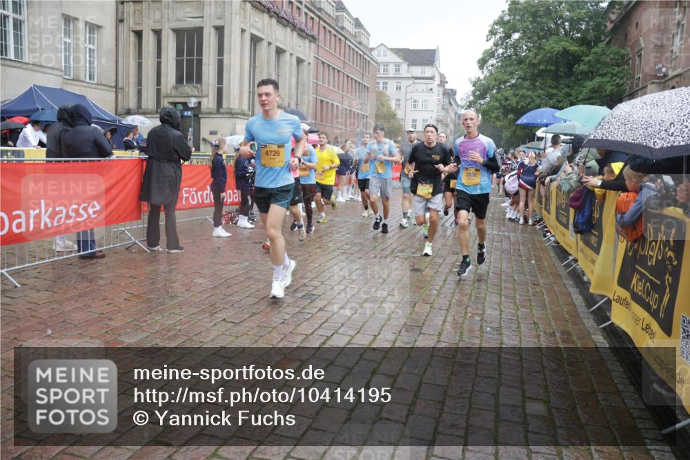 13.09.2026 - Kiel Lauf Yannick Fuchs http://msf.ph/oto/10414195 13.09.2026 10:45:59 Ziel 123, 550, 665, 1030, 1374, 1582, 1725, 2421, 3781, 3844, 5348, 5510, 5515, 5564, 6385, 6436, 6980, 7073, 7772, 8403, 8551, 8561, 8655, 8881, 9375, 9715, 9843, 10046, 10569, 10615, 10735, 10975, 11670, 11822, 12748, 360, 461, 499, 1012, 1015, 1065, 1180, 1229, 1267, 1484, 1537, 1682, 1725, 1752, 1969, 2563, 2599, 2836, 3075, 3182, 3347, 3608, 3749, 3807, 4151, 4536, 4586, 4699, 4726, 5072, 5205, 5278, 5957, 6269, 6406, 7503, 7889, 8203, 8282, 8442, 8731, 8816, 498, 9207 meine-sportfotos.de