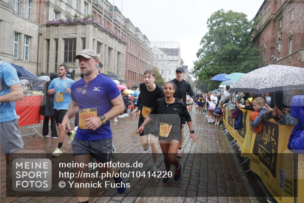 13.09.2026 - Kiel Lauf Yannick Fuchs http://msf.ph/oto/10414220 13.09.2026 10:46:02 Ziel 123, 272, 498, 550, 665, 1030, 1374, 1582, 3781, 3844, 5348, 5510, 5515, 5564, 6385, 6436, 6980, 7073, 7772, 7939, 8403, 8551, 8561, 8655, 8881, 9207, 9375, 9715, 9843, 10046, 10050, 10569, 10615, 10735, 10809, 10975, 11670, 11822, 12748, 123, 360, 461, 499, 1015, 1065, 1180, 1229, 1484, 1537, 1682, 1725, 1752, 1969, 2421, 2563, 2599, 3075, 3182, 3347, 3608, 3749, 3807, 4151, 4536, 4586, 4699, 5072, 5205, 5278, 5957, 6269, 6406, 7503, 7889, 8203, 8282, 8442, 8731, 8816 meine-sportfotos.de
